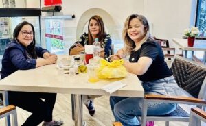 América Borbón - de negro con pantalón jean -primera a la derecha -foto de archivo, Le acompañan Leaquina Rodríguez y Marisol Frías